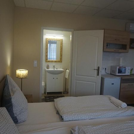 Hotel Ajka Uezlethaz Panzio Ajka Bagian luar foto