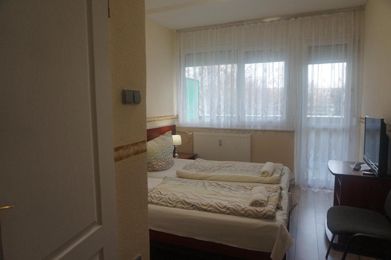 Hotel Ajka Uezlethaz Panzio Ajka Bagian luar foto