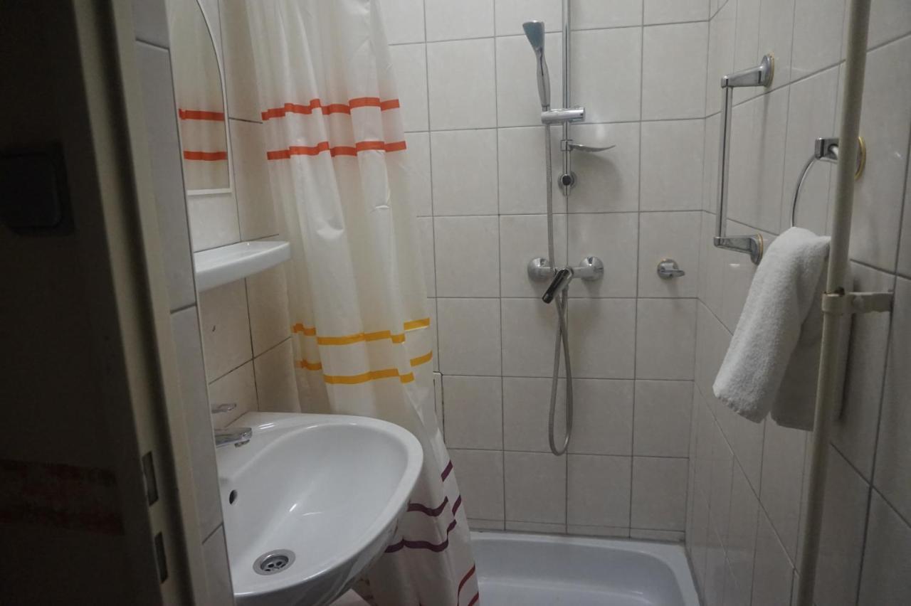 Hotel Ajka Uezlethaz Panzio Ajka Bagian luar foto
