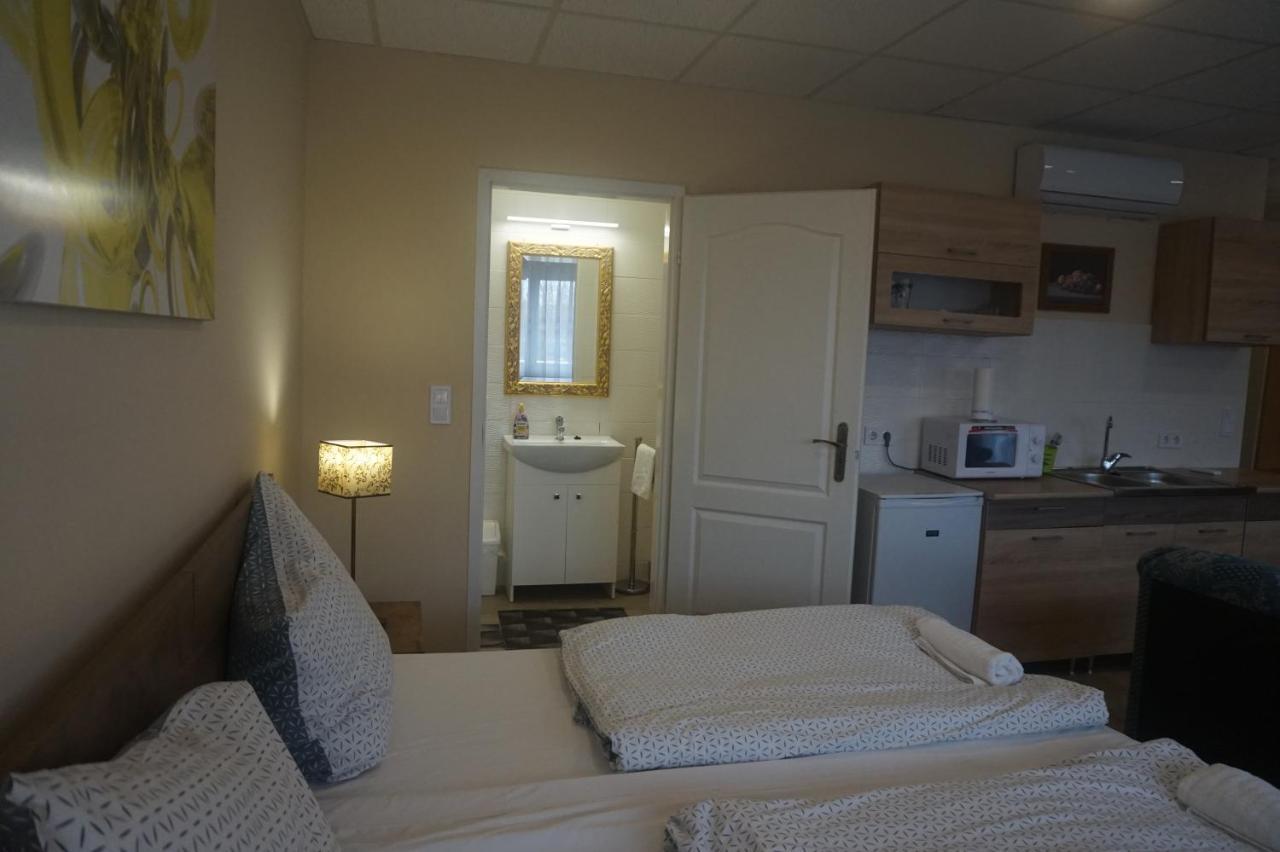 Hotel Ajka Uezlethaz Panzio Ajka Bagian luar foto