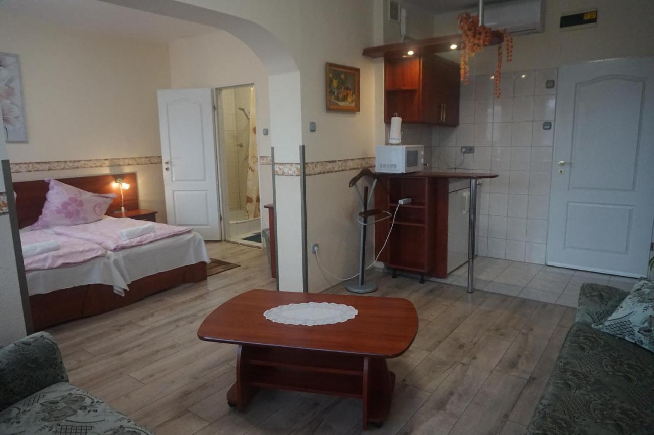 Hotel Ajka Uezlethaz Panzio Ajka Bagian luar foto