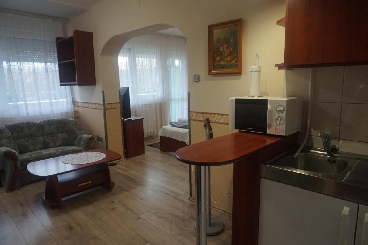 Hotel Ajka Uezlethaz Panzio Ajka Bagian luar foto