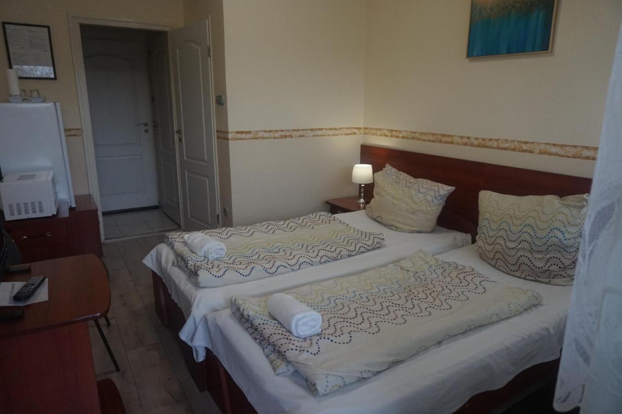 Hotel Ajka Uezlethaz Panzio Ajka Bagian luar foto