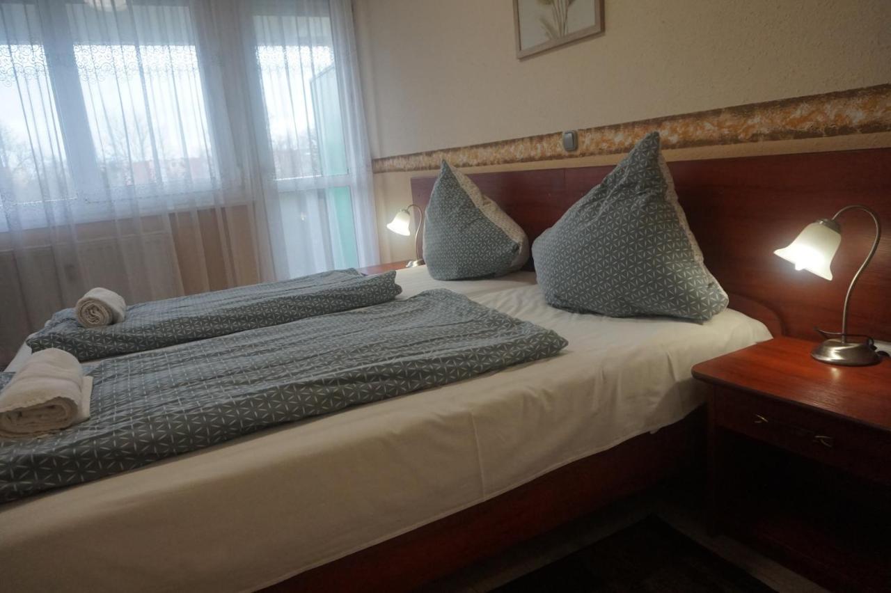 Hotel Ajka Uezlethaz Panzio Ajka Bagian luar foto