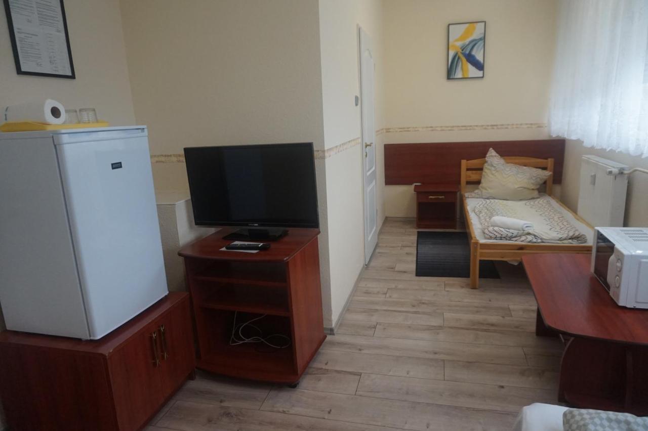 Hotel Ajka Uezlethaz Panzio Ajka Bagian luar foto