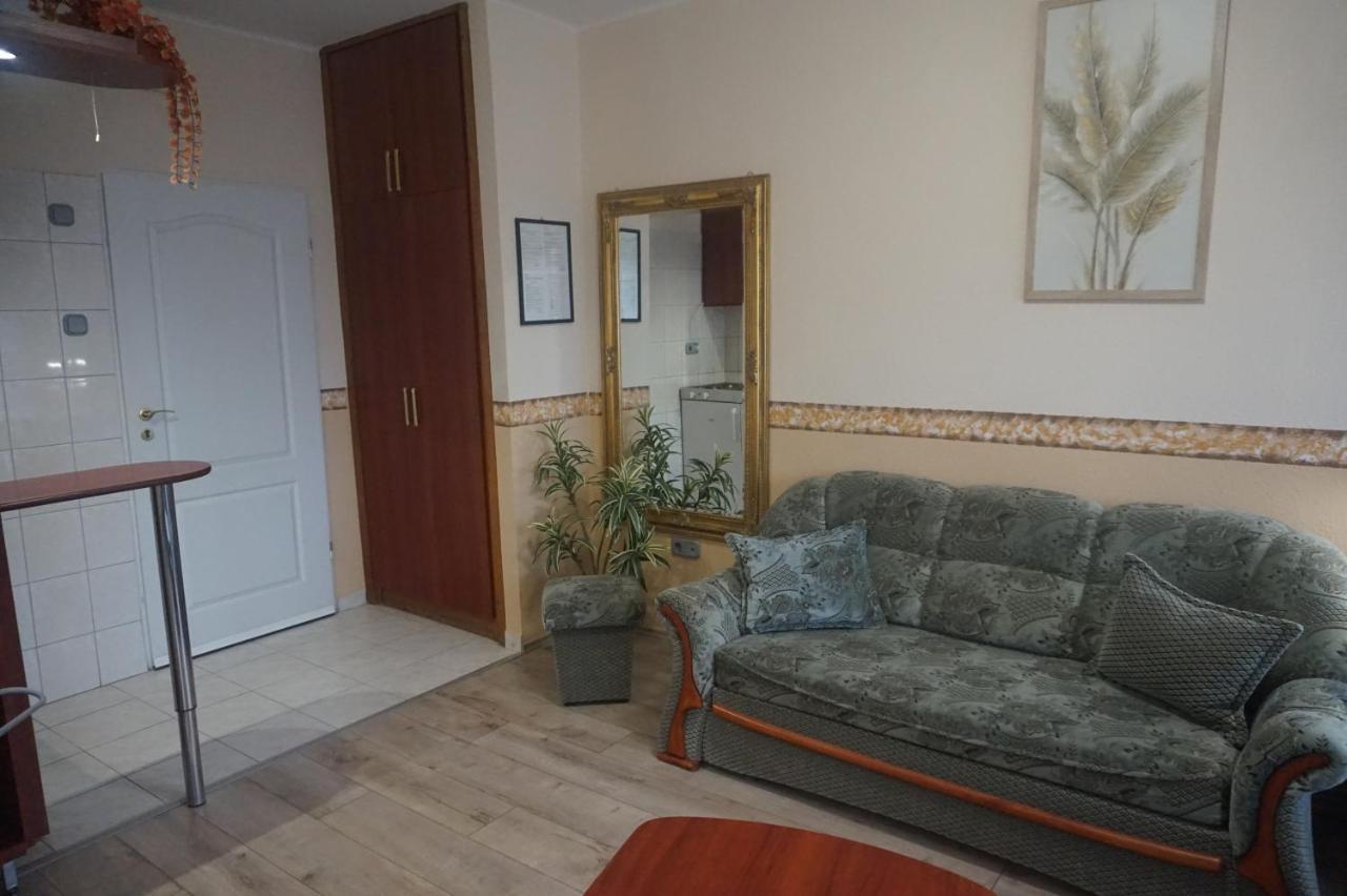 Hotel Ajka Uezlethaz Panzio Ajka Bagian luar foto