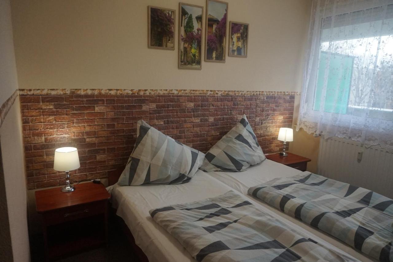 Hotel Ajka Uezlethaz Panzio Ajka Bagian luar foto