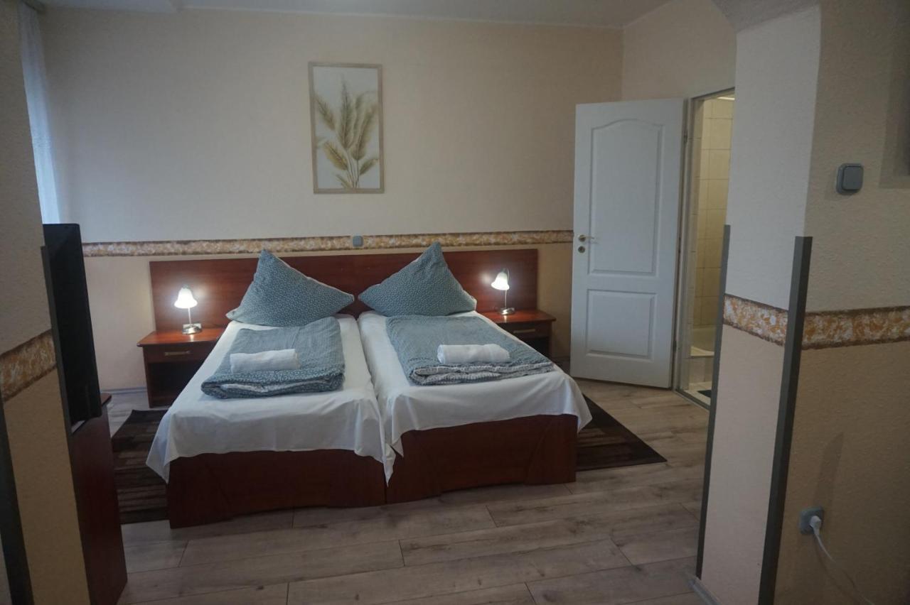 Hotel Ajka Uezlethaz Panzio Ajka Bagian luar foto