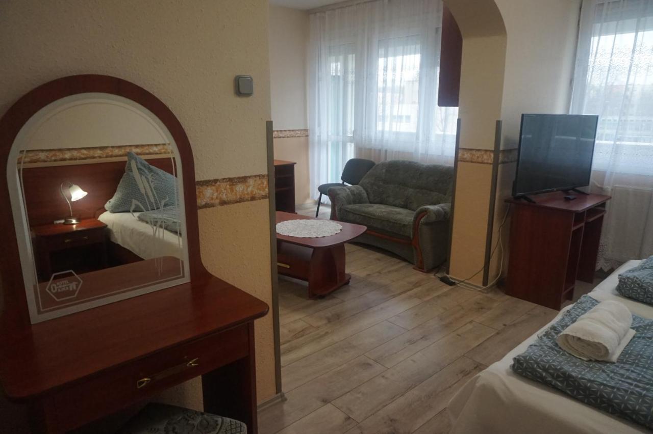 Hotel Ajka Uezlethaz Panzio Ajka Bagian luar foto
