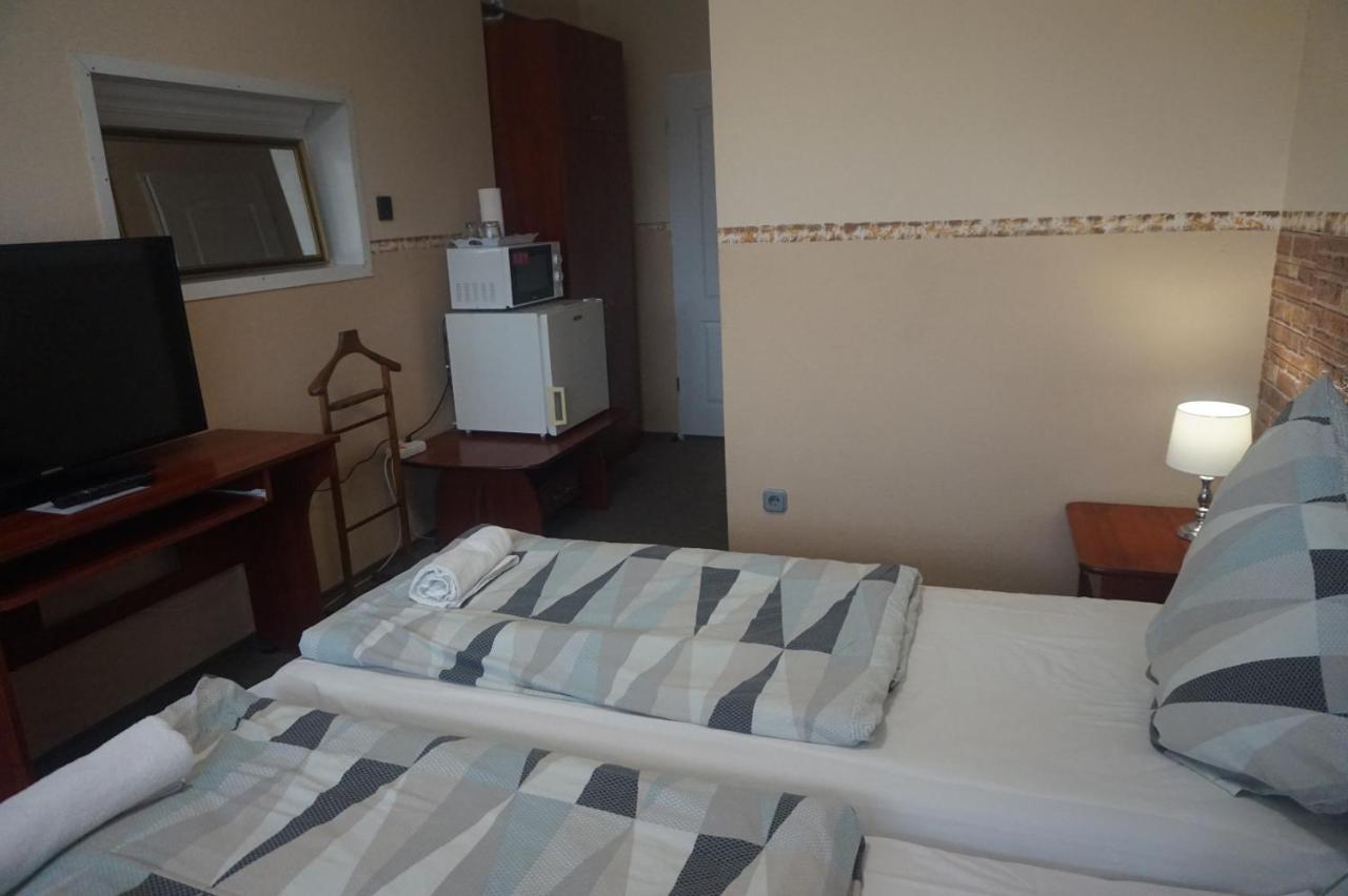 Hotel Ajka Uezlethaz Panzio Ajka Bagian luar foto