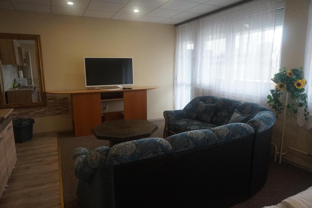 Hotel Ajka Uezlethaz Panzio Ajka Bagian luar foto
