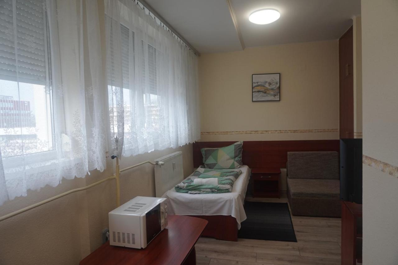 Hotel Ajka Uezlethaz Panzio Ajka Bagian luar foto