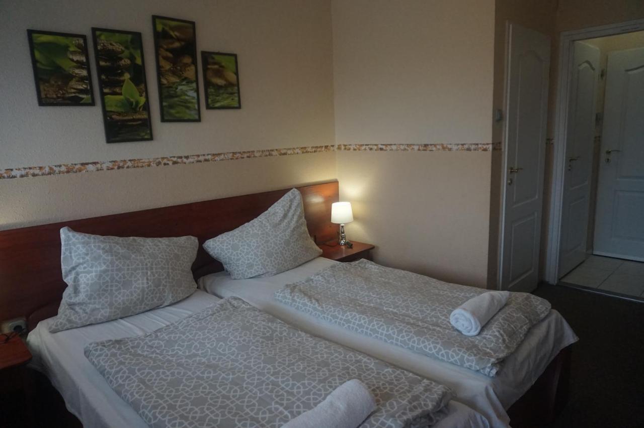 Hotel Ajka Uezlethaz Panzio Ajka Bagian luar foto