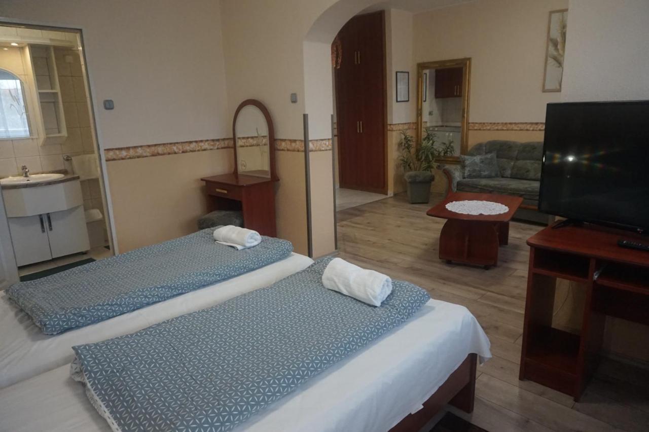 Hotel Ajka Uezlethaz Panzio Ajka Bagian luar foto