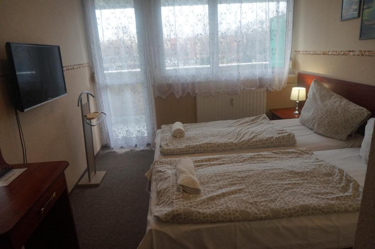 Hotel Ajka Uezlethaz Panzio Ajka Bagian luar foto