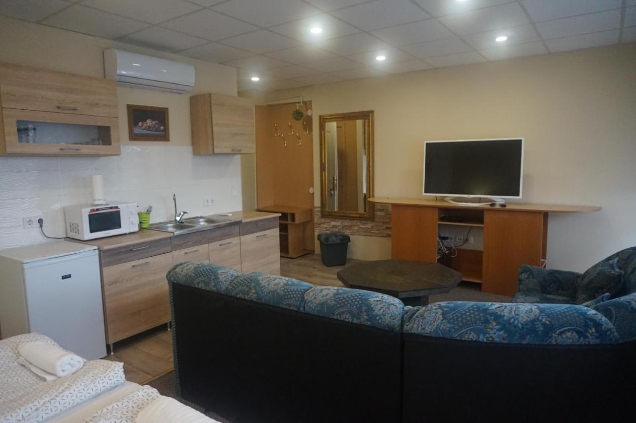 Hotel Ajka Uezlethaz Panzio Ajka Bagian luar foto